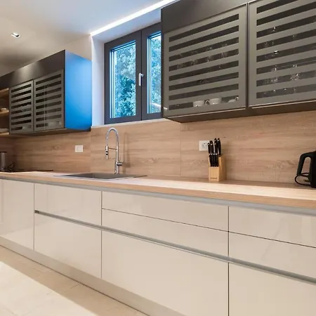 Four Seasons Villas, Zadar - Heated Pool & Jacuzzi *