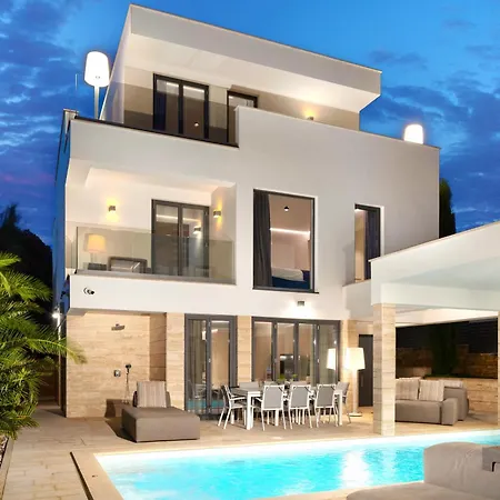 Four Seasons Villas, Zadar - Heated Pool & Jacuzzi Willa *