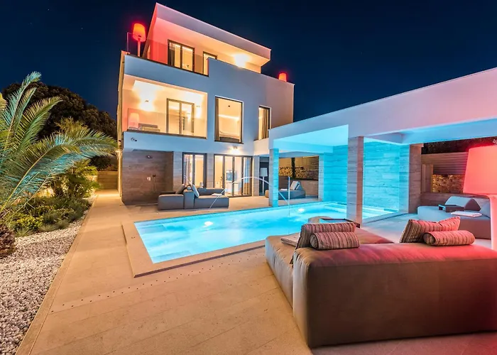 Four Seasons Villas, Zadar - Heated Pool & Jacuzzi *