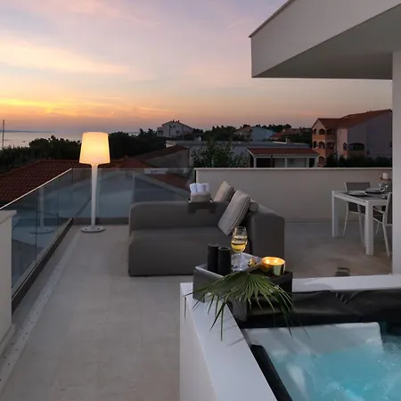 Four Seasons Villas, Zadar - Heated Pool & Jacuzzi 빌라 브르시