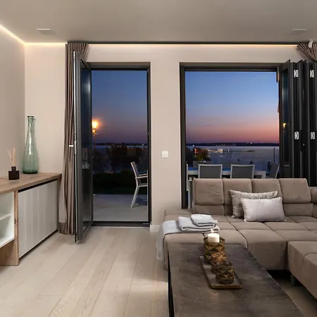 Four Seasons Villas, Zadar - Heated Pool & Jacuzzi 빌라 브르시