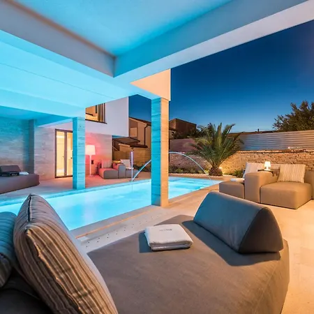 Four Seasons Villas, Zadar - Heated Pool & Jacuzzi 브르시