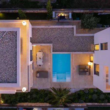 Four Seasons Villas, Zadar - Heated Pool & Jacuzzi 브르시