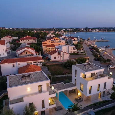 Four Seasons Villas, Zadar - Heated Pool & Jacuzzi 브르시