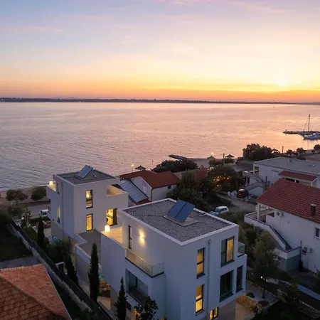 Four Seasons Villas, Zadar - Heated Pool & Jacuzzi 브르시